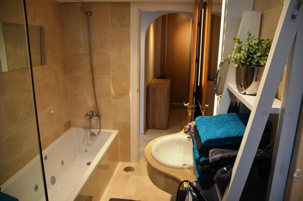 Penthouse Mit Privatem Jacuzzi In Marbella - La Mairena Apartment Ojen Exterior photo